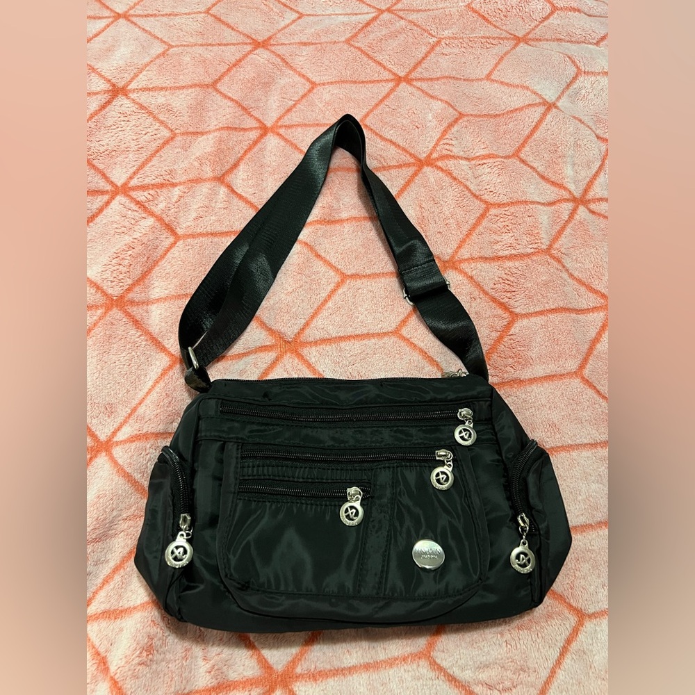 Large Capacity Sleek Crossbody Bag 🔥NWOT🔥